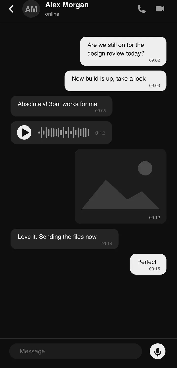 A Bluetune chat conversation in dark mode, showing message bubbles, replies and a voice note