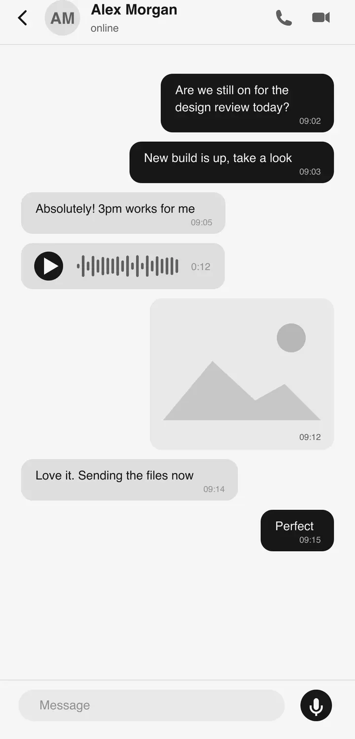A Bluetune chat conversation in dark mode, showing message bubbles, replies and a voice note